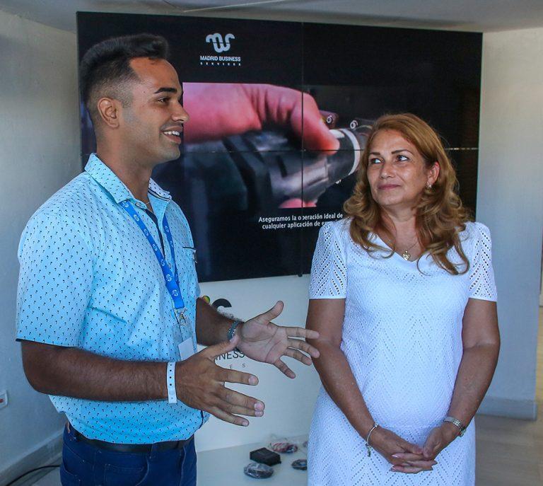 Tania Urquiza Rodríguez, vicepresidenta de BioCubaFarma, conoce sobre Xetid en la feria comercial y de negocios en Sigestic 23.
